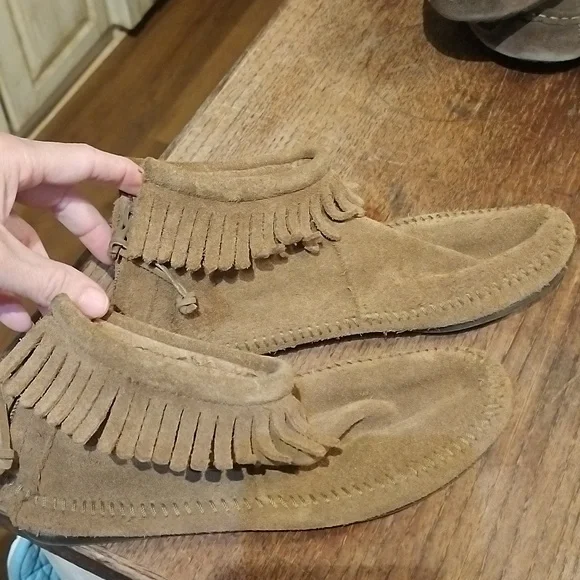 Minnetonka Moccasins Size 7.  316GW3 - Picture 2 of 7